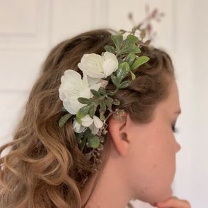 White floral hair comb